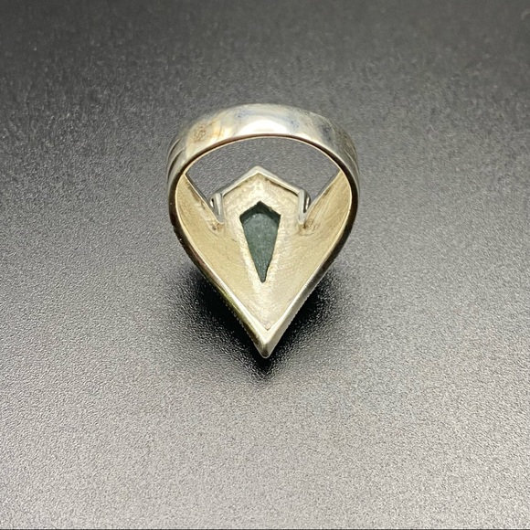 Sterling Silver Pointer Ring with Emerald Green Stone - Picture 14 of 16